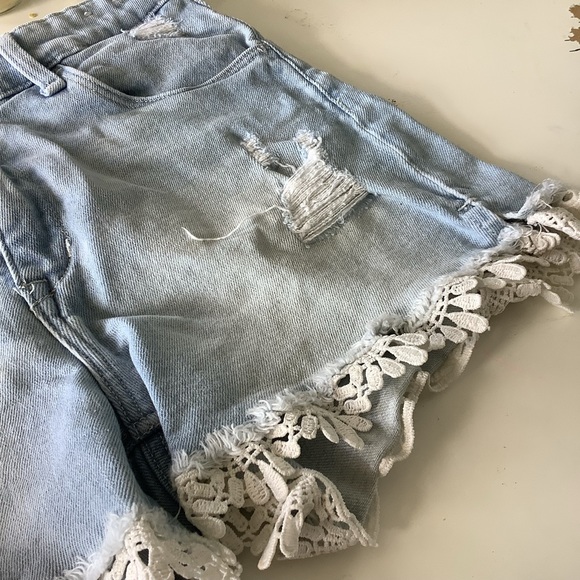 &DENIM Short Denim with Flower Accent Tulle - Picture 4 of 6